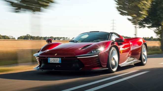Cristiano Ronaldo protáhl své nové Ferrari za 47 milionů. Už ani neví, kolik jich má, i na takové si vydělá za pár dnů