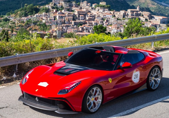 Ferrari F12 TRS oficiálně: skládá hold 250 Testa Rossa, bez KERSu