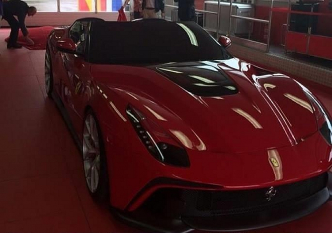 Ferrari F12 TRS: Berlinetta přišla o střechu, nově prý získala KERS