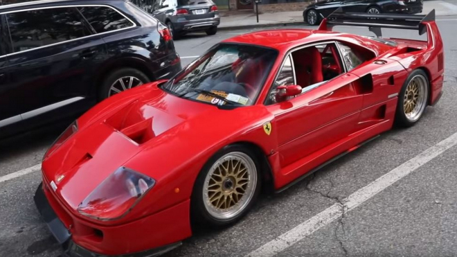 80 milionů ležících na ulici? Bohatý majitel vzácného Ferrari ho parkuje u chodníku