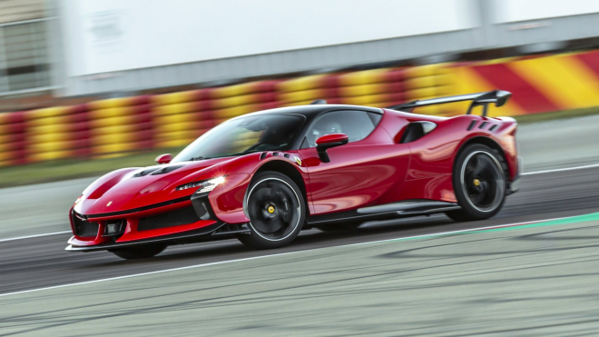 Fandové láteří, okruhová verze vrcholného Ferrari dostala na okruhu kouř od tuctovějších aut, je absurdně těžká