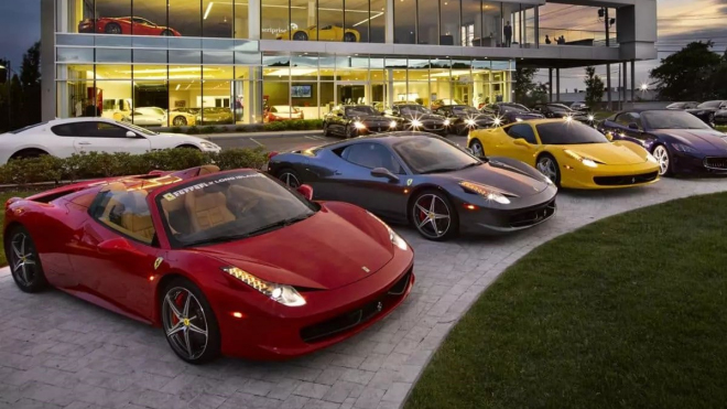 Policie nechápe, trojici zlodějů se podařilo z dealerství Ferrari ukrást najednou čtyři auta