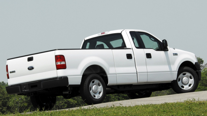 Někdo naložil na korbu pick-upu snad veškeré vybavení domu, pak s ním vyjel na silnici