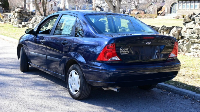 Dodnes úplně nový, totálně oholený Ford Focus první generace může být váš, při jeho jednoduchosti je to auto navěky