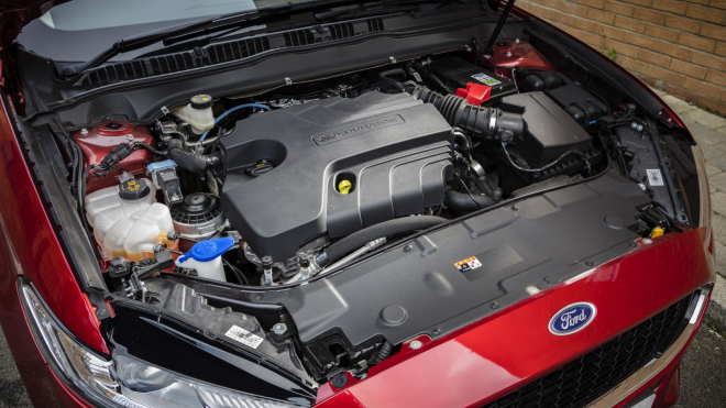 Legendu Fordu zařízli po čtyřech generacích, o to levněji ji dnes koupíte ojetou. Za své ceny nabízí hromadu muziky