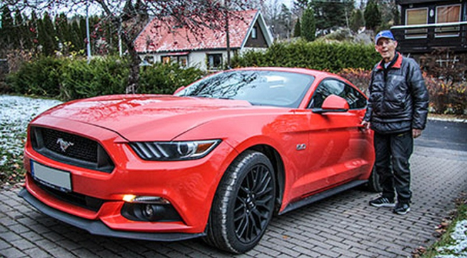 Tento muž si skutečně koupil nový Ford Mustang. Neuvěříte, proč to musel udělat