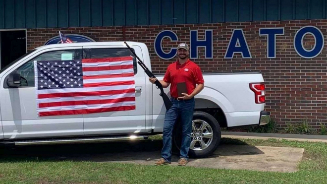 Američany pobláznila akce dealera Fordu, ke každému autu dává brokovnici zdarma