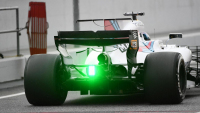 Co to znamená, když monopost F1 bliká zeleně? Letos to bylo k vidění často