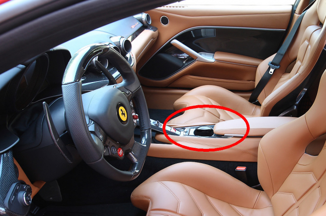 Ze života bohatých a slavných: Ferrari si účtuje za karbonový držák na nápoje 70 tisíc Kč