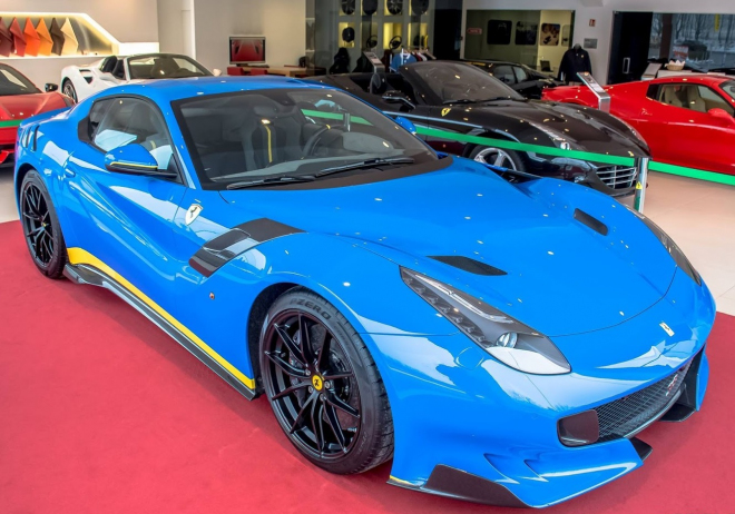 Ferrari F12tdf ve šmoulové modři ohromilo Lucembursko, zvuk žlutého Monako (foto, video)