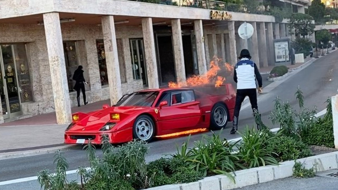 V Monaku vzplálo ikonické Ferrari F40, jeho majitel jen smutně přihlížel marnému hašení
