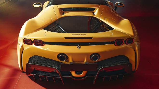 Majiteli po měsících přivezli nové Ferrari za 12 milionů, při vykládání spadlo na zem