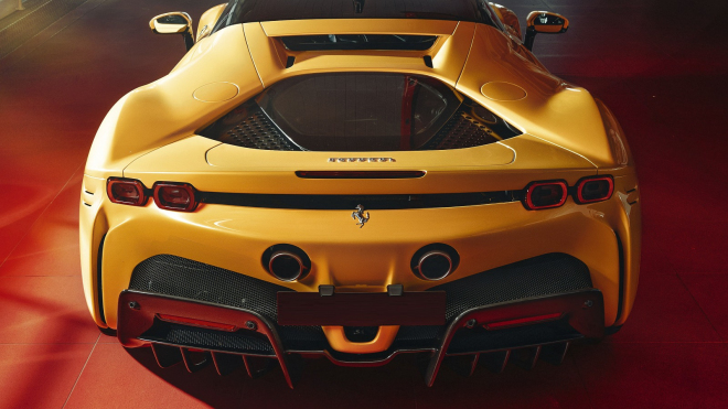 Ferrari žádá všechny majitele svého nejdražšího modelu, aby s ním okamžitě přestali jezdit, může jim shořet pod rukama