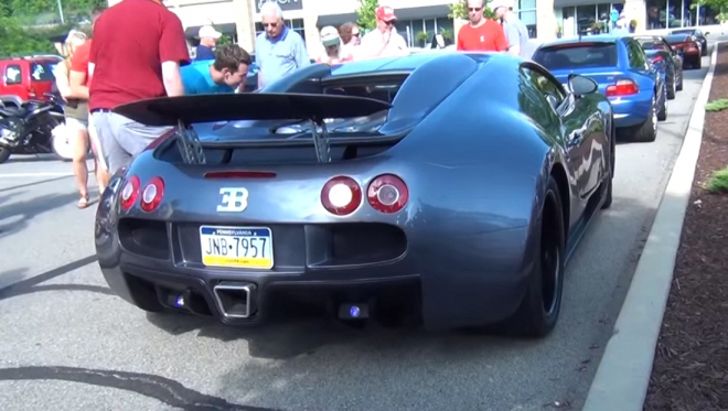 Někdo přijel s falešným Bugatti Veyron na sraz fandů aut. Pozornosti měl dost (video)