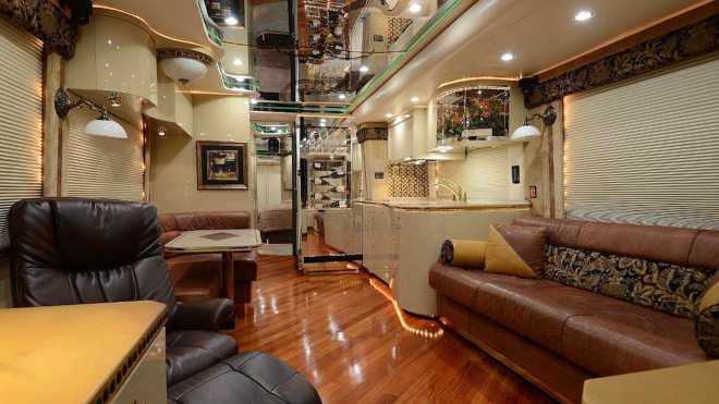 Extrém mezi luxusními hotely na kolech stojí až přes 40 milionů, jako jediný nabízí i sklep