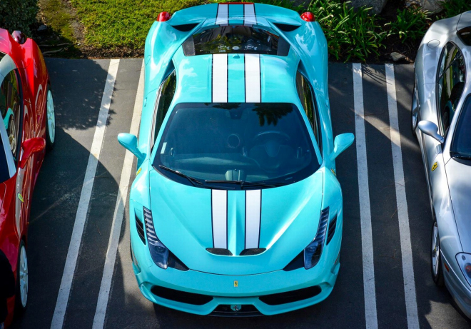 Ferrari 458 Speciale ve šmoulové modři je skutečně výjimečný zjev