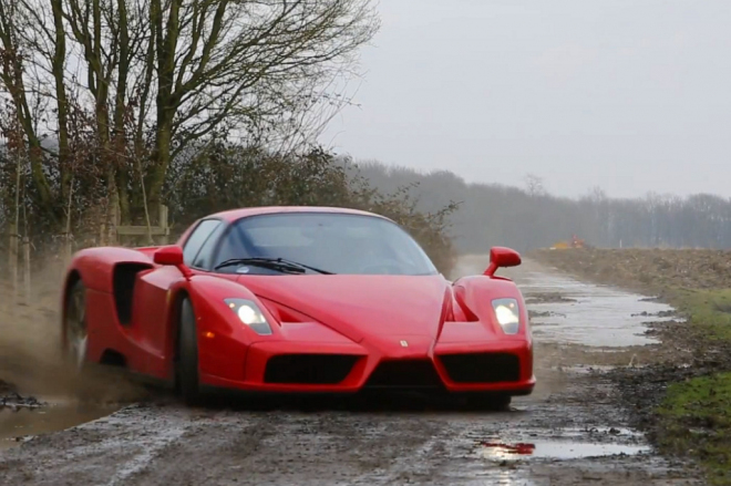 Ferrari Enzo řízené jako na rallye: pak že superauta patří jen do vyhřívaných garáží (video)