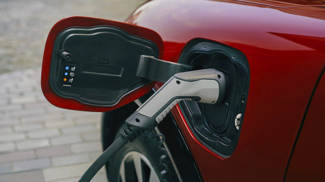 Mýtus o další velké výhodě elektromobilů padá, i za dnešních cen benzinu platí opak