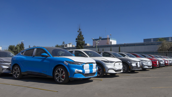 Ford s elektromobily tvrdě narazil a lituje sázky na ně, přesto znovu slibuje dostupné auto do tří let