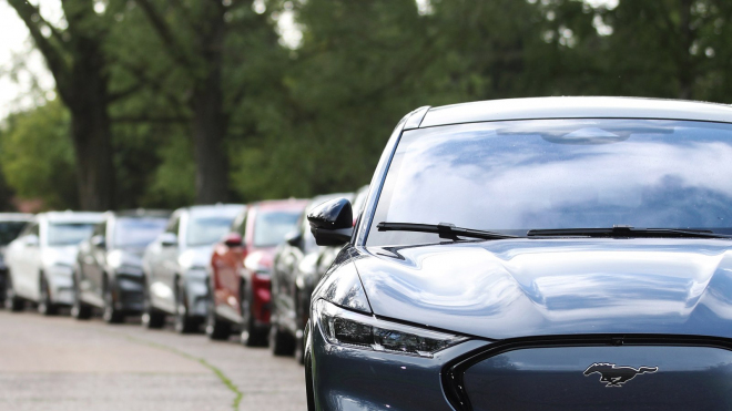 Dealeři odmítají přijímat na sklad další elektromobily. Už ty, které mají, nedokážou prodat