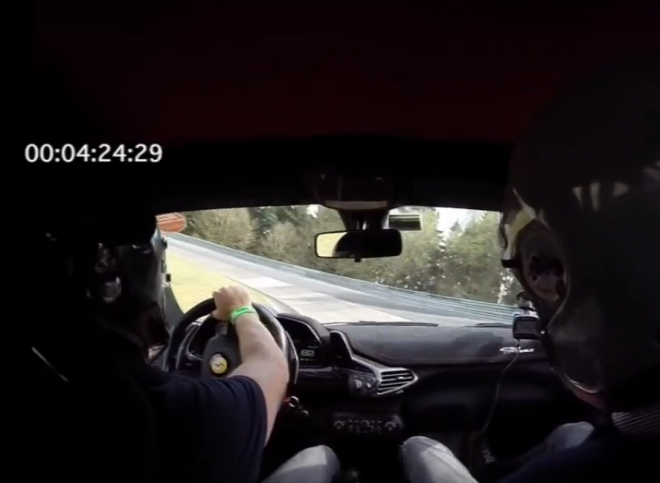 Ferrari 458 Speciale vs. Ring: 7:29 s „tlustým pasažérem” je zajímavá podívaná (video)