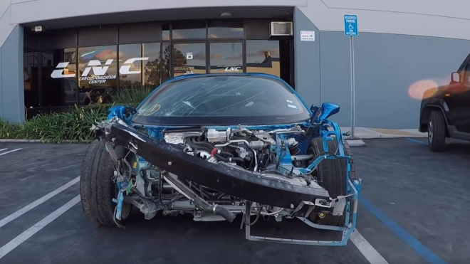 Profíci se zkusili levně dostat k modernímu Ferrari opravou nabouraného kusu