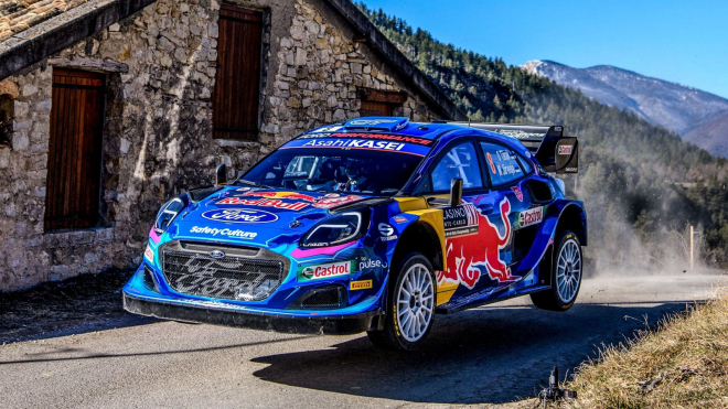 Rallyové speciály WRC prohánějící se kolem tuctových aut v běžném provozu jsou podívanou k nezaplacení