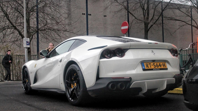 Někdo si koupil moderní Ferrari v bílé. A podle nás to neměl dělat