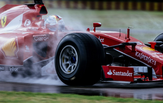 Podívejte se na F1 s novými širšími pneu, monoposty vrací do 90tých let (+ videa)