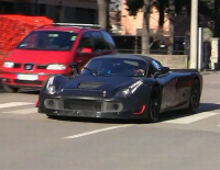 Ferrari F70 2013: nástupce Enza se zatím nejmenším maskováním v akci ve Fioranu (video)