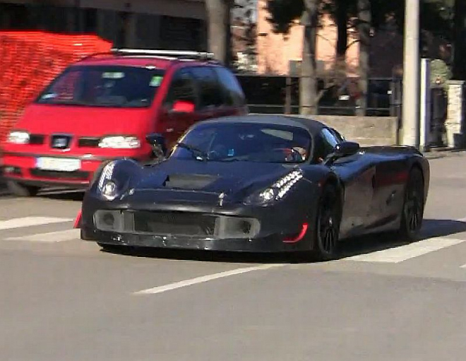 Ferrari F70 2013: nástupce Enza se zatím nejmenším maskováním v akci ve Fioranu (video)