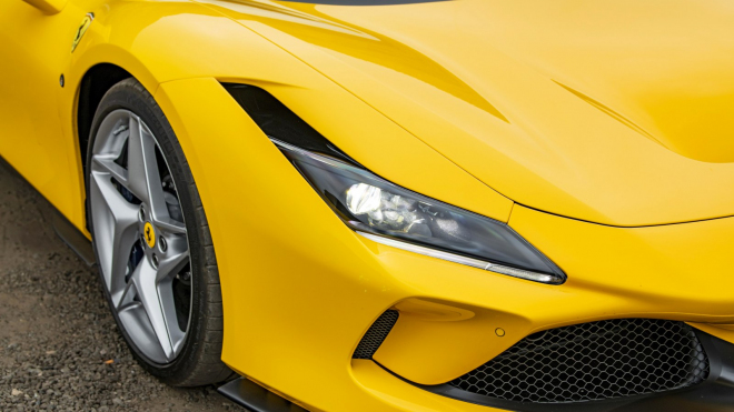 Velkorysý řidič Ferrari se spokojil s úhradou 600 Kč od staršího invalidy na tříkolce za škodu až za stovky tisíc
