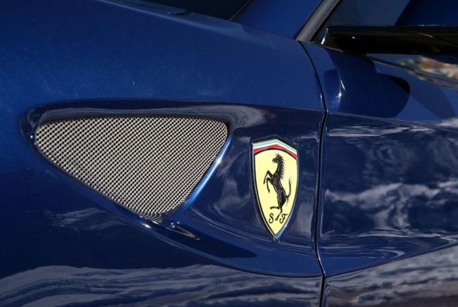 Ferrari prodává jako o závod, má za sebou nejlepší půlrok v historii