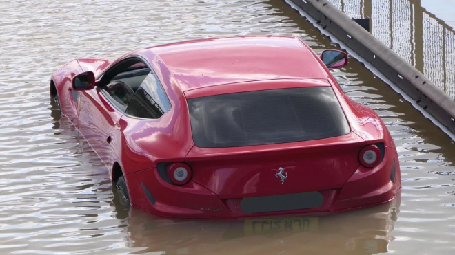 Někdo utopil Ferrari v ulicích Londýna, něco takového se hned tak nevidí