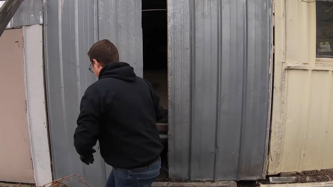 Zašroubovaná vrata stodoly léta skrývala vzácný sporťák, majitelce vynesl 1,5 milionu