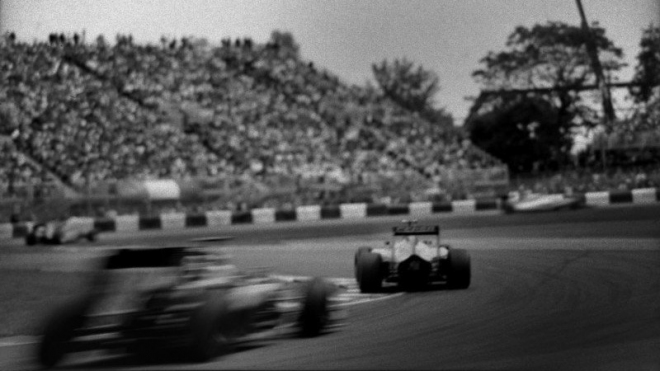 Podívejte se, jak magicky vypadá dnešní F1 objektivem fotoaparátu z roku 1913