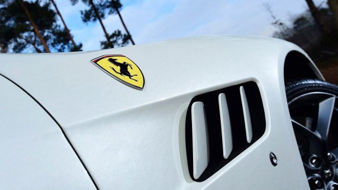 SUV Ferrari natočili při testech už jen s drobnou kamufláží, působí skutečně velmi neobvykle
