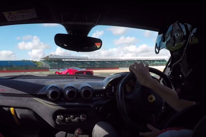 Pilot Ferrari F12tdf naháněl LaFerrari na Silverstonu. Dostihl ho? (video)