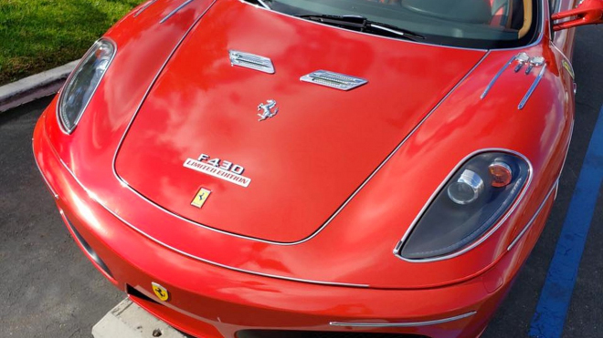 Někdo si upravil skutečné Ferrari lacinými cetkami od benzinky, to snad musí být vtip
