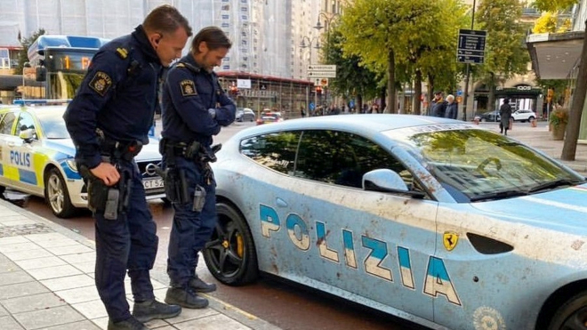 Falešné policejní Ferrari zaujalo skutečné policisty, a tak se ho rozhodli zastavit