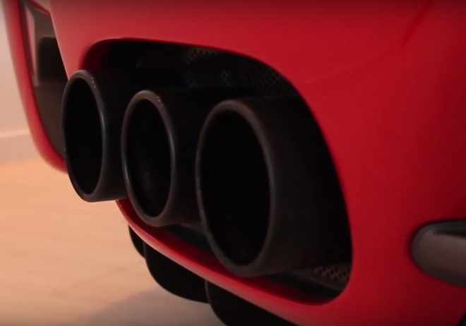 Túrování Ferrari 458 uvnitř místnosti je nejlepší koncert, který dnes uslyšíte (video)