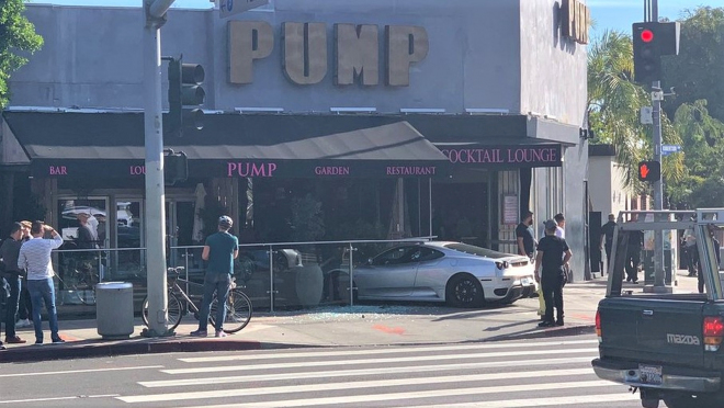 Řidič Ferrari zkusil zajet do drive-thru v restauraci, která žádný nemá