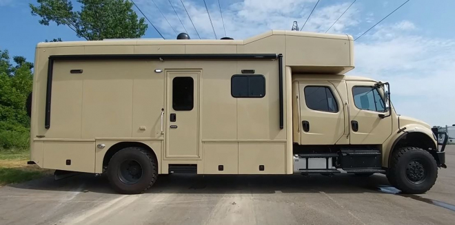 Armádní karavan je pojízdný hotel do velké nepohody, přežijete v něm i konec světa