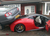 Takhle to může dopadnout, když s Ferrari nabouráte zaparkovaný VW Passat