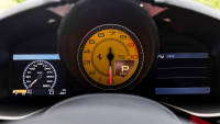 Svého času nejrychlejší silniční Ferrari historie ukázalo, jak opakovaně zrychluje k 340 km/h, je to slast pro oči i uši