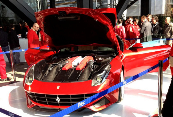Ferrari F12 Berlinetta: první živé snímky, další tři videa a nakonec i první cena