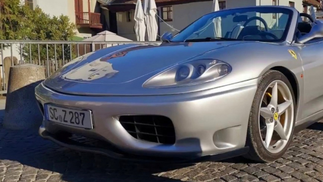 Nedaleko od českých hranic se prodává falešné Ferrari skoro k nerozeznání od pravého