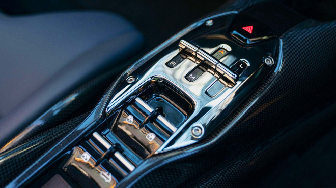 Mechanik ukázal jediný způsob, jakým jde porouchané moderní Ferrari přepnout na neutrál, je to dokonalá Itálie