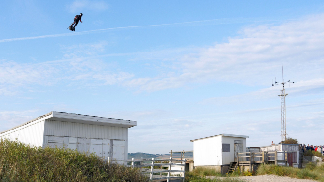 Francouzský vynálezce přeletěl La Manche na osobním vznášedle, chce změnit svět