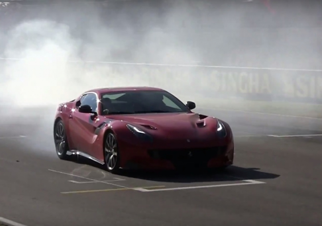 Ferrari F12tdf se předvedlo v ostré akci, i s Vettelem a Räikkönenem za volantem (videa)